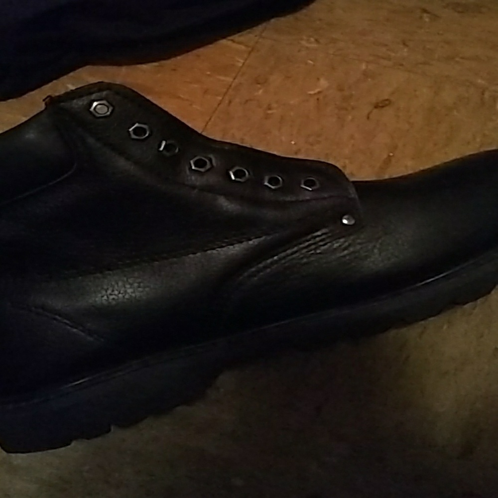 Steel toe boots